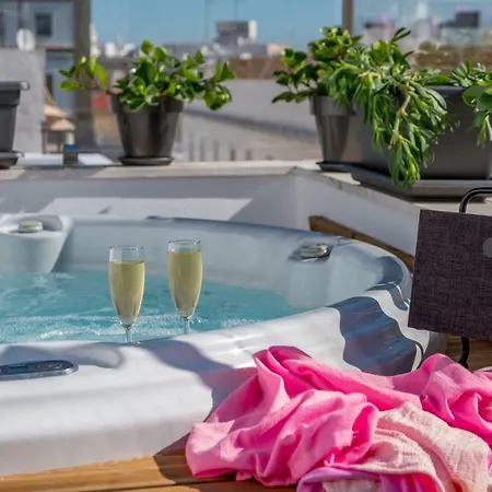 Penthouse, Jacuzzi, Garage For City Cars. Appartement