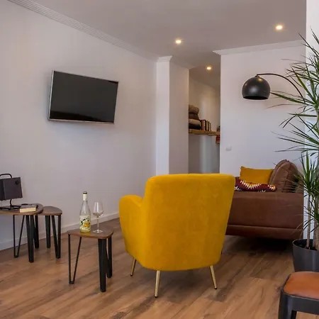 Penthouse, Jacuzzi, Garage For City Cars. Appartement